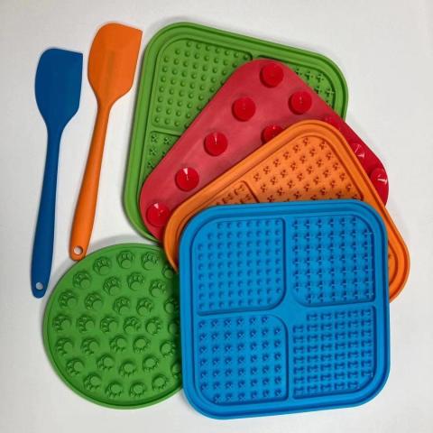 Hot Selling Set Pet Feeding Products Silicone Slow Feeder For Cat Licking Pad With Customize Service